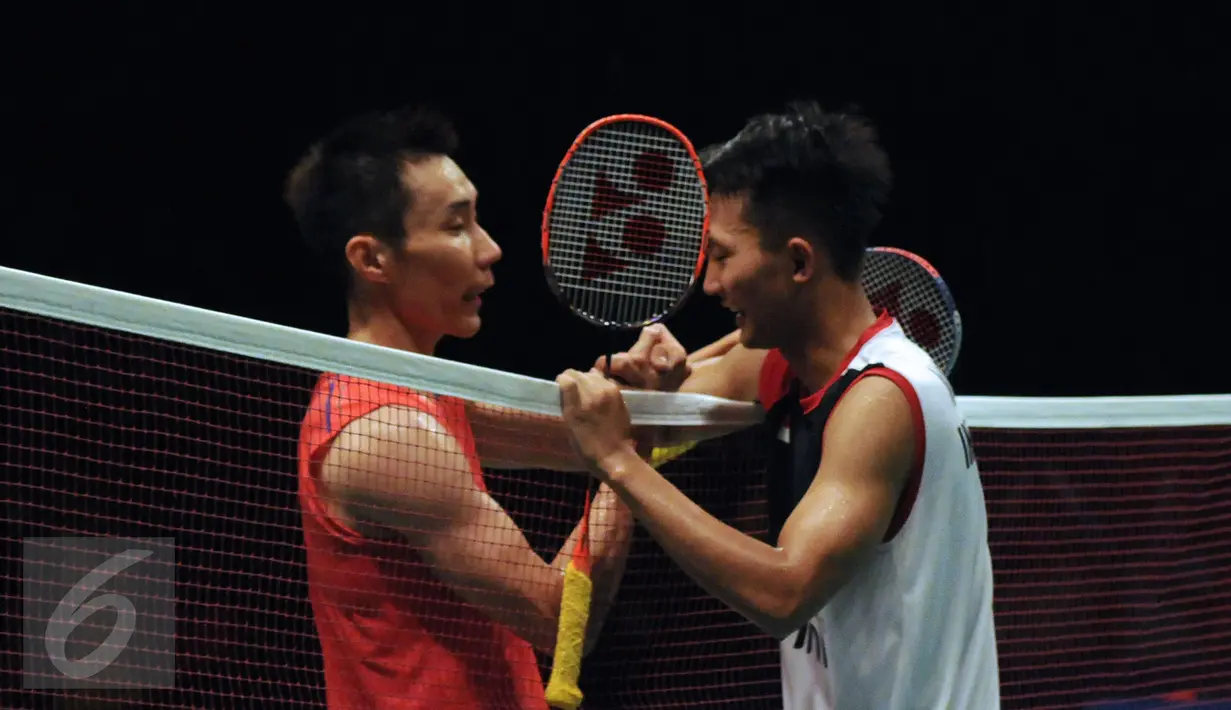 Tunggal putra Indonesia, Ihsan Maulana M (kanan) bersalaman dengan pemain Malaysia Lee Chong Wei usai berlaga di semifinal BCA Indonesia Open 2016, Jakarta, Sabtu (4/6/2016). Ihsan kalah dua set langsung 9-21, 18-21. (Liputan6.com/Helmi Fithriansyah)