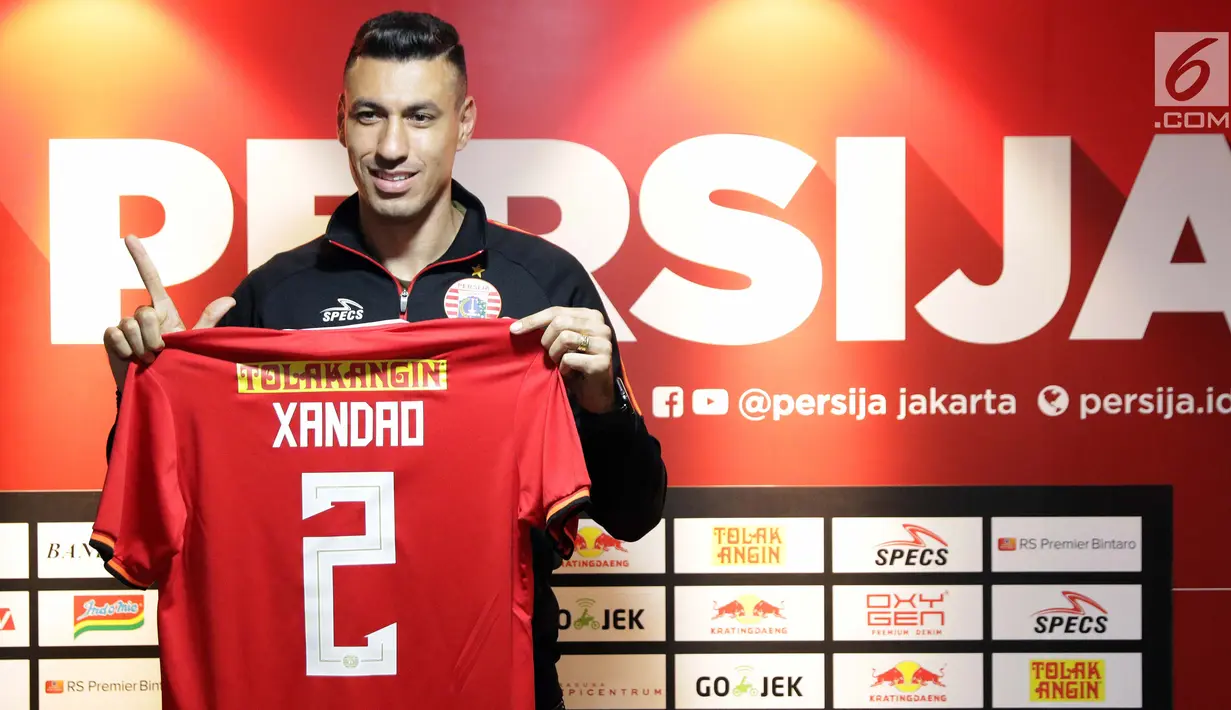 Pemain baru Persija, Alexandre Luiz Reame atau Xandao berpose usai memberi keterangan di Kantor Persija, Jakarta, Jumat (30/8/2019). Di Eropa, pesepakbola berkewarganegaraan Brasil ini pernah membela Sporting Lisbon dan Sporting Gijon sebelum di Red Bull Brasil. (Liputan6.com/Helmi Fithriansyah)