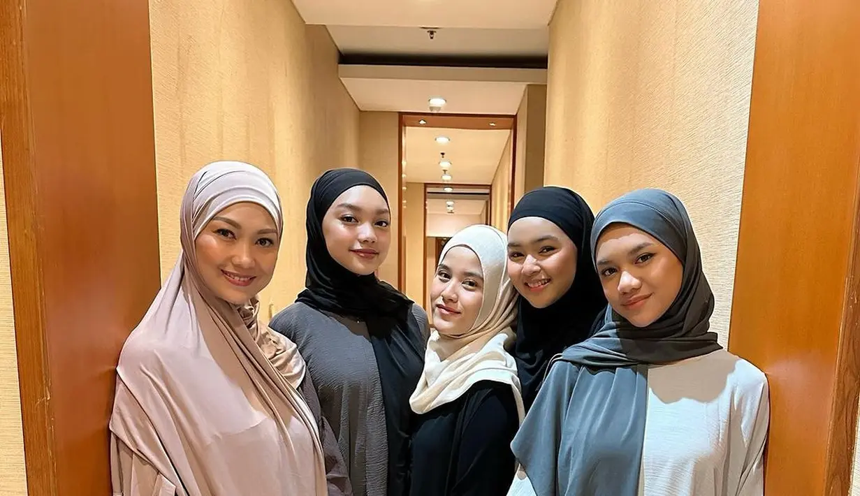 Terlihat serupa, Neona Ayu duplikasi gaya sang kakak dengan abaya abu-abu terang. [@riafinola]
