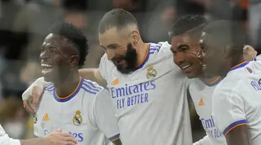 Penyerang Real Madrid Karim Benzema (kedua kiri) merayakan dengan rekannya setelah mencetak gol ke gawang Shakhtar Donetsk dalam matchday 4 Grup D Liga Champions di Stadion Santiago Bernabeu, Kamis (4/11/2021) dini hari WIB.  Real Madrid sukses mengalahkan Shakhtar 2-1. (AP Photo/Manu Fernandez)