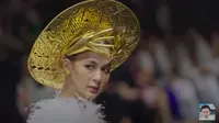 Penampilan Paula Veerhoeven saat di ajang Arab Fashion Week di Dubai (dok.YouTube/ Baby Kiano Tiger Wong)