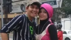 Pasangan yang sudah 12 tahun menikah ini memang dikenal selalu romantis dalam berbagai momen. Awal pertemuan Aldila dengan Bekti terjadi di bandara Malaysia. Kala tengah menunggu pesawat, Bekti didatangi dua wanita yang ingin berfoto bareng, salah satunya Aldila Jelita.(Liputan6.com/IG/@dhila_bekti)
