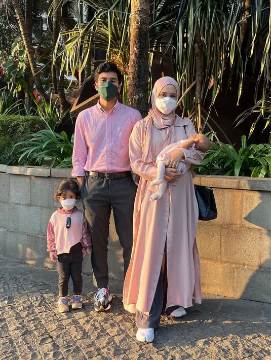 Potret keluarga kecil Annissa Soebandono ini harmonis dan penuh kehangatan. Jika dibandingkan dari sebelum dan sesudah melahirkan, penampilan Annissa memang tidak banyak berubah. Meski pakai masker, ibu Annasya dan Annella ini tetap memancarkan pesonanya. Tidak memakai jasa babysitter, mengurus anak tentunya menjadi alternatif 'diet' Annissa pasca melahirkan. (Liputan6.com/IG/@annissanns)