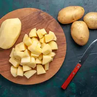 Ilustrasi kentang kupas/copyright freepik.com/KamranAydinov