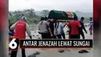 Warga Wanajaya Sumedang, terpaksa membawa jenazah ke pemakaman dengan cara menyeberangi sungai lantaran tak ada jembatan penghubung antar desa di daerah tersebut.