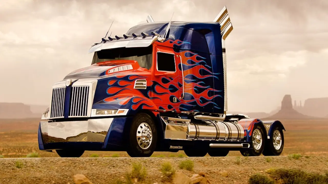 Penggemar Film Transformers Berkesempatan Kendarai Optimus Prime