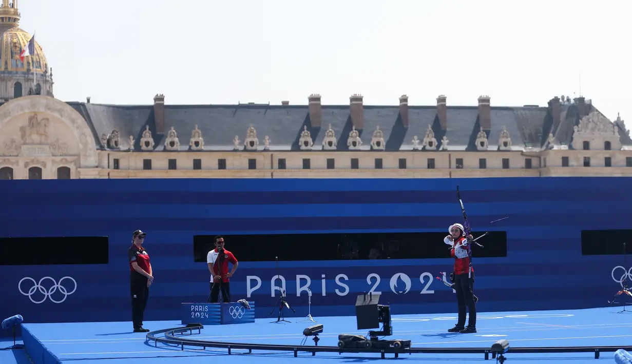 <p>Atlet panahan putri Indonesia, Diananda Choirunisa melepaskan anak panah saat menghadapi wakil Belanda, Laura van der Winkel pada babak 64 besar nomor individual putri Olimpiade Paris 2024 di Les Invalides Arena, Paris, Selasa (30/7/2024). Diananda Choirunisa menang 7-1. (Dok. NOC Indonesia/Naif Muhammad Al'as)</p>
