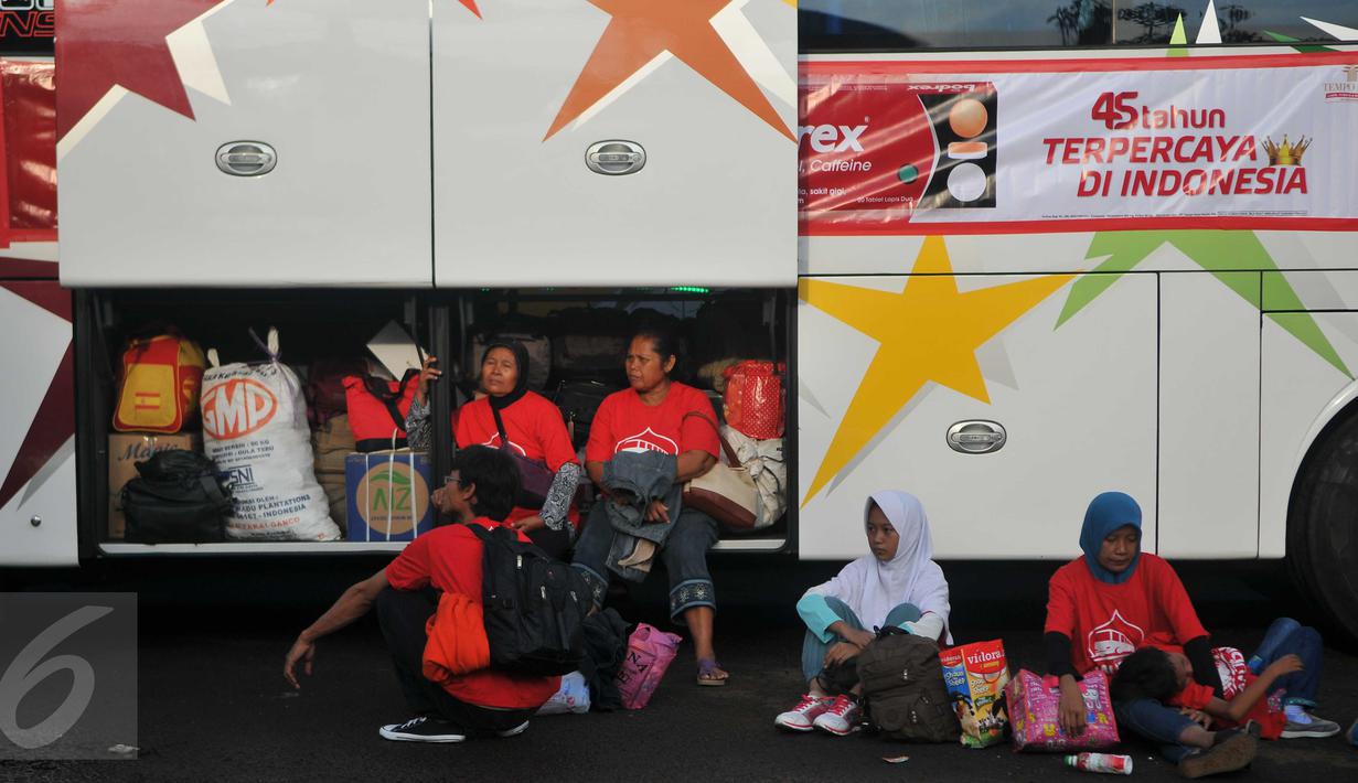 Warga menunggu keberangkatan mudik kemenangan Bodrex dan Neo Rheumacyl di Tenis Indoor Senayan, Jakarta, Kamis (30/6). Mudik gratis yang diikuti 2000 orang ini melibatkan 41 bus dengan berbagai tujuan kota di Pulau Jawa. (Liputan6.com/Gempur M Surya)