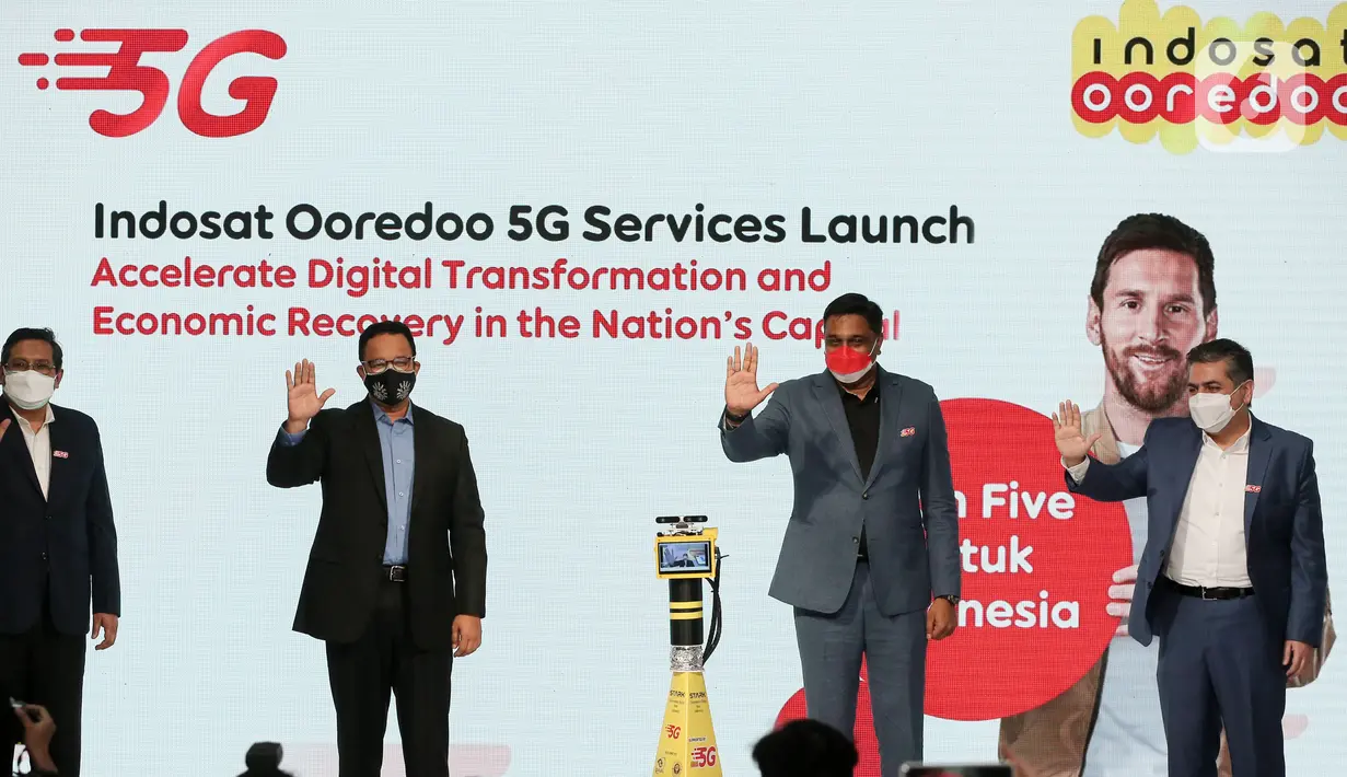Director and COO Indosat Ooredoo Vikram Sinha (kedua kanan), Director and CFO Eyas Assaf, Gubernur DKI Jakarta Anies Baswedan (kedua kiri), dan Dirjen Sumberdaya dan PPI Kominfo Ismail foto bersama saat peluncuran layanan 5G Indosat Ooredoo di Jakarta Kamis (26/8/2021). (Liputan6.com/Fery Pradolo)