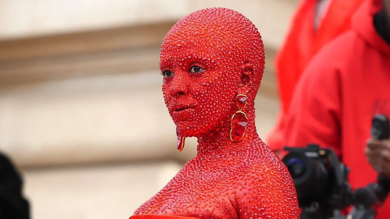 Tampilan Berkilau Doja Cat dengan Tubuh yang Dilapisi Lebih dari 30.000 Kristal di Schiaparelli Show