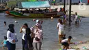 Warga berlibur di Pantai Ancol, Pademangan, Jakarta Utara, Rabu (1/6/2022). Libur Nasional Hari Lahir Pancasila, dimanfaatkan warga mengajak sanak saudara tamasya di Pantai Ancol. (Liputan6.com/Herman Zakharia)