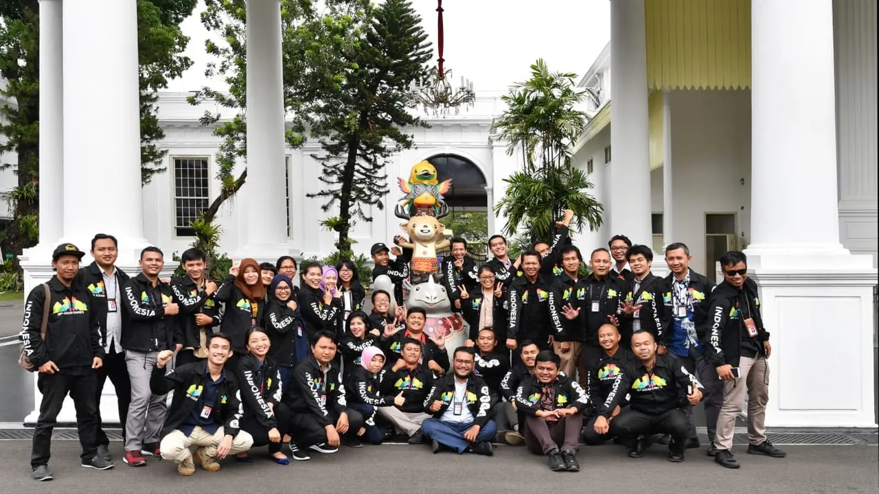Wartawan Istana bergaya dengan jaket pemberian Jokowi (Merdeka.com/Titin Supriatin)