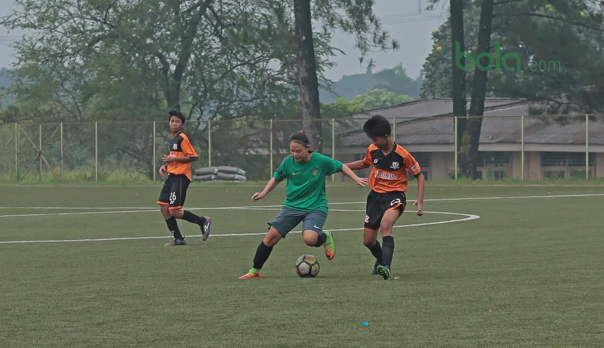 Aksi pemain Timnas Wanita Indonesia, Dhanielle Daphne melewati pemain Villa 2000 pada laga uji coba di Lapangan Sawangan, Depok, Kamis (19/4/2018). Timnas Wanita Indonesia kalah 1-2. (Bola.com/Nick Hanoatubun)