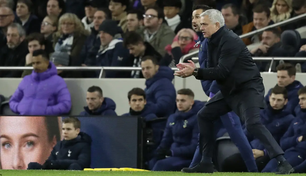 Pelatih Tottenham Hotspur, Jose Mourinho menginstruksikan pemainnya saat bertanding melawan Liverpool pada pertandingan lanjutan Liga Inggris di Stadion Tottenham Hotspur di London, Inggris, Sabtu (11/1/2020). Liverpool menang 1-0 atas Tottenham. (AP Photo/Matt Dunham)