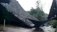Air banjir menggenangi rumah warga hampir menyentuh atap rumah (Istimewa)
