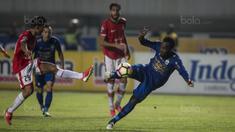 Gelandang Persib, Michael Essien, berebut bola dengan gelandang Persija, Sandi Sute, pada laga Liga 1 di Stadion GBLA Bandung, Jawa Barat, Sabtu (22/7/2017). Kedua klub bermain imbang 1-1. (Bola.com/Vitalis Yogi Trisna)