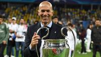 Rekam jejak Zinedine Zidane saat dua periode membesut Real Madrid tentu menjadi pertimbangan utama manajemen Bayern Munchen menjadikannya calon pengganti Thomas Tuchel. Koleksi 2 trofi La Liga, 3 gelar juara Liga Champions dan 2 trofi Piala Dunia Klub menjadi bukti kejeniusannya bersama Real Madrid. (AFP/Franck Fife)