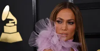 Sudah lama ramai dibicarakan soal hubungannya dengan Drake, akhirnya Jennifer Lopez memberikan pernyataannya secara resmi terkait statusnya bersama Drake. Selalu menampik, ini jawaban JLo yang sesungguhnya. (AFP/Bintang.com)