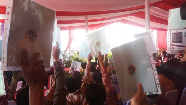 Presiden Joko Widodo Bagikan 37 Ribu Sertifikat Tanah ke Warga Sumsel