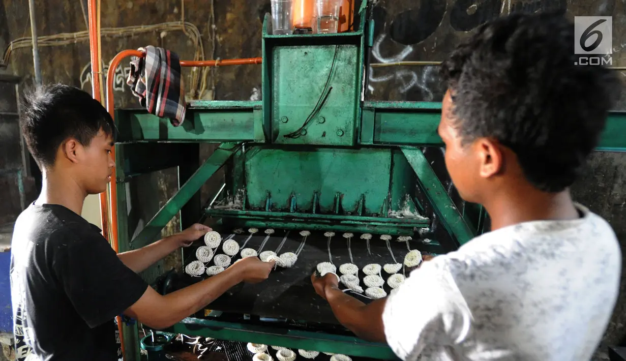 Pekerja menyelesaikan pembuatan kerupuk kaleng di Tangsel, Banten, Jumat (21/6/2019). Kenaikan harga tepung tapioka menyebabkan produsen kerupuk mengurangi kualitas kerupuk di industri kerupuk yang mamproduksi 1000 krupuk/hari dengan harga jual Rp 600/kerupuk. (merdeka.com/Arie Basuki)