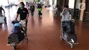 Penumpang beraktivitas di area Bandara Soekarno-Hatta, Tangerang, Jumat (24/7/2020). Senior Manager Branch Communication and Legal Bandara Soetta Febri Toga Simatupang mengatakan di bulan Juli, jumlah pergerakan penumpang rata-rata per hari mencapai 30.000 orang. (Liputan6.com/Immanuel Antonius)