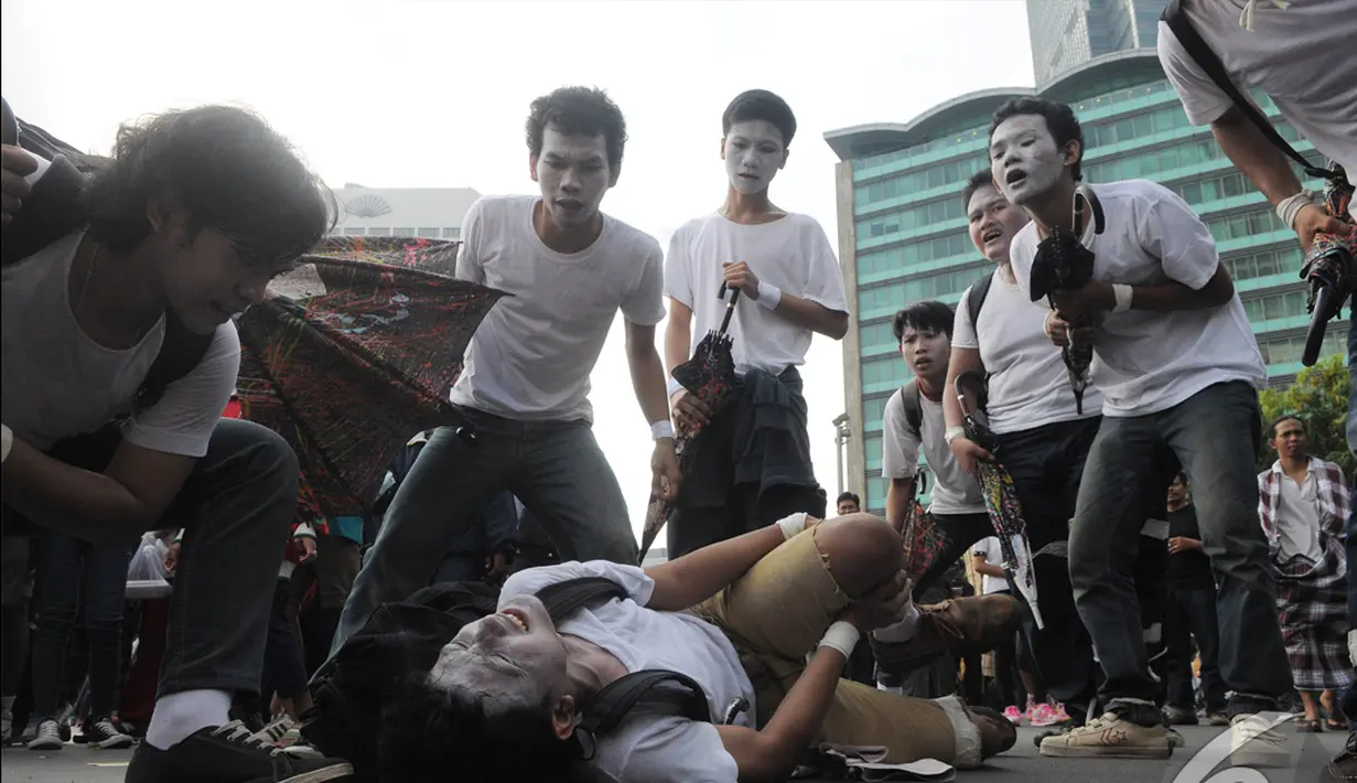 Aksi teaterikal diperagakan dalam aksi 'Jaga Jakarta' di kawasan   Bunderan HI, Jakarta, Minggu (23/11/2014). (Liputan6.com/Herman   Zakharia)