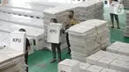 Petugas membawa kotak suara yang mulai distribusikan ke Kantor Kecamatan Pondok Aren, Kota Tangerang Selatan, Banten, Rabu (2/12/2020). Logistik Pilkada Tangsel tersebut seperti kotak suara, bilik suara dan alat pelindung diri (APD). (merdeka.com/Dwi Narwoko)