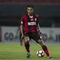 Bek Persipura, Ricardo Salampessy, mengontrol bola saat melawan Bhayangkara FC pada laga Liga 1 Indonesia di Stadion Patriot, Bekasi, Sabtu (9/9/2017). Bhayangkara FC menang 2-1 atas Persipura. (Bola.com/Vitalis Yogi Trisna)