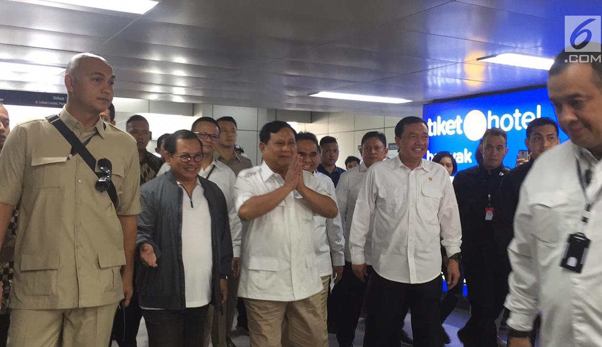 Ketua Umum Gerindra Prabowo Subianto tiba di Stasiun MRT Lebak Bulus, Jakarta, Sabtu (13/7/2019). Prabowo akan bertemu dengan presiden terpilih dalam Pilpres 2019, Joko Widodo atau Jokowi. (Liputan6.com/Lizsa Egehem)