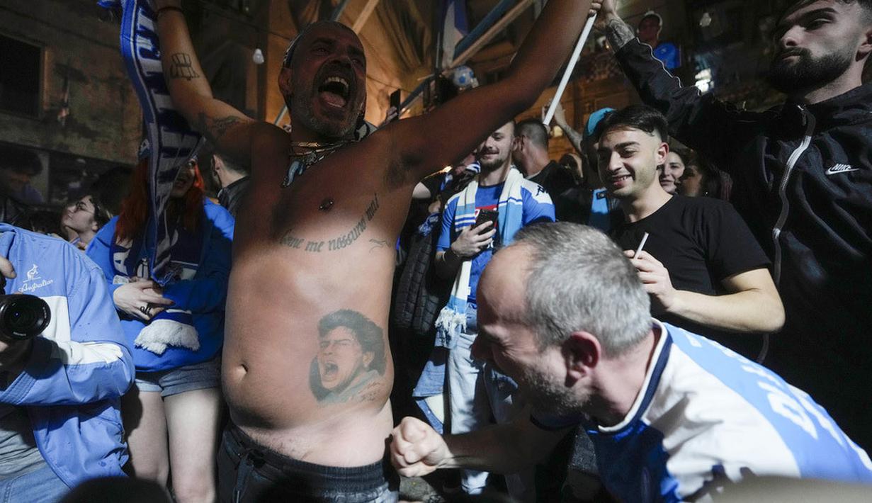 Keberhasilan ini juga sekaligus mengakhiri penantian 33 tahun Napoli untuk kembali merasakan Scudetto, setelah terakhir kali merengkuh gelar juara Liga Italia pada 1990 silam. (AP Photo/Andrew Medichini)