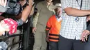 Kepala dinas Pertambangan dan Energi Kab Deiyai Papua Iranius mengenakan baju tahanan usai pemeriksaan di KPK, Jakarta, Kamis (22/10). Iranius ditahan terkait dugaan suap proyek pengembangan pembangkit listrik mikrohidro Papua. (Liputan6.com/Angga Yuniar)