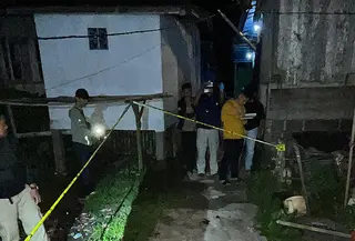 Polisi memasang garis polisi di lokasi kejadian dugaan petani jadi korban penembakan senjata api oleh tetangganya di Mesuji, Lampung. (Dok. Istimewa).
