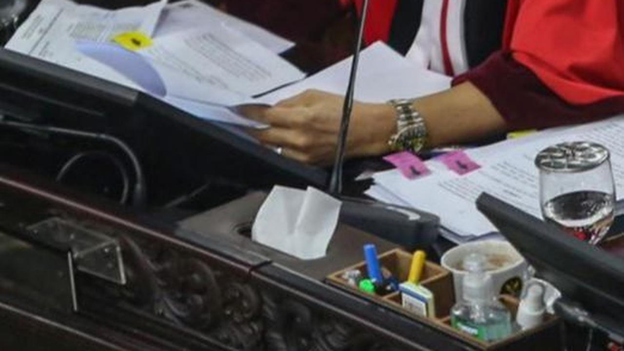 Ketua MK Suhartoyo membacakan langsung putusan untuk gugatan Anies-Cak Imin yang teregistrasi dengan nomor 1/PHPU.PRES-XXII/2024 di Gedung MK, Jakarta, Senin (22/4/2024). Foto: Liputan6.com / Angga Yuniar