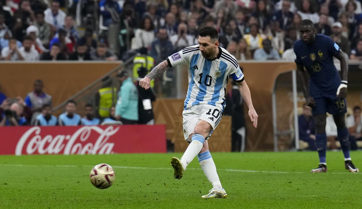 Lionel Messi akhirnya membuka keunggulan Timnas Argentina lewat titik penalti  di menit ke-23. (AP Photo/Natacha Pisarenko)