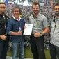 CEO Youthstream David Luongo (dua dari kanan) dan Ivi Sumarna pada pengumuman Jakarta sebagai tuan rumah MXGP 2020. (MXGP)