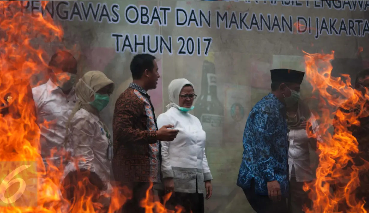 Kepala BPOM RI Penny K Lukito memusnahkan obat dan makanan ilegal di kantor BBPOM, Jakarta, Selasa (2/5). Produk yang dimusnahkan merupakan hasil Operasi Penertiban terhadap obat dan makanan ilegal sepanjang tahun 2014-2016. (Liputan6.com/Gempur M Surya)