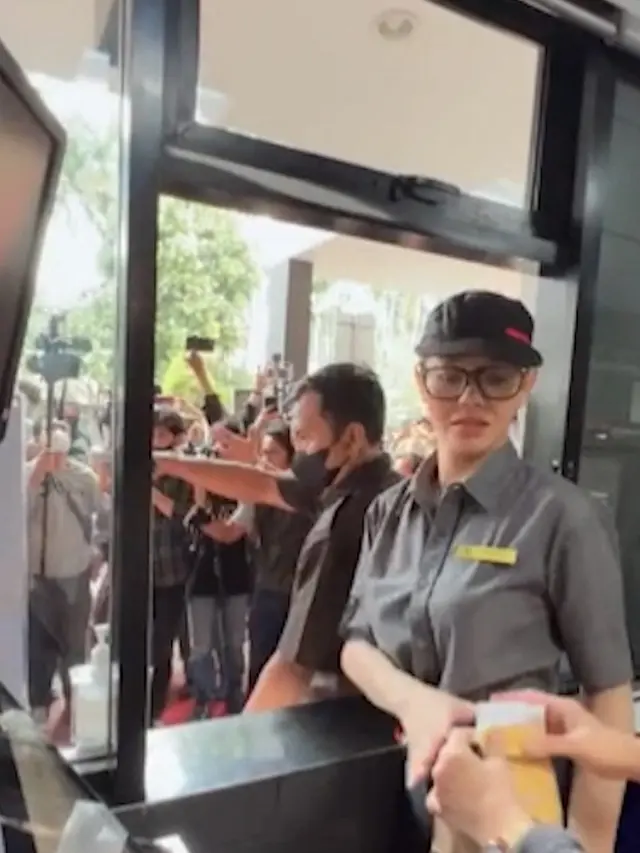 Bunda Corla saat menjadi karyawan McDonald's Jakarta (Liputan6.com - M. Altaf Jauhar)