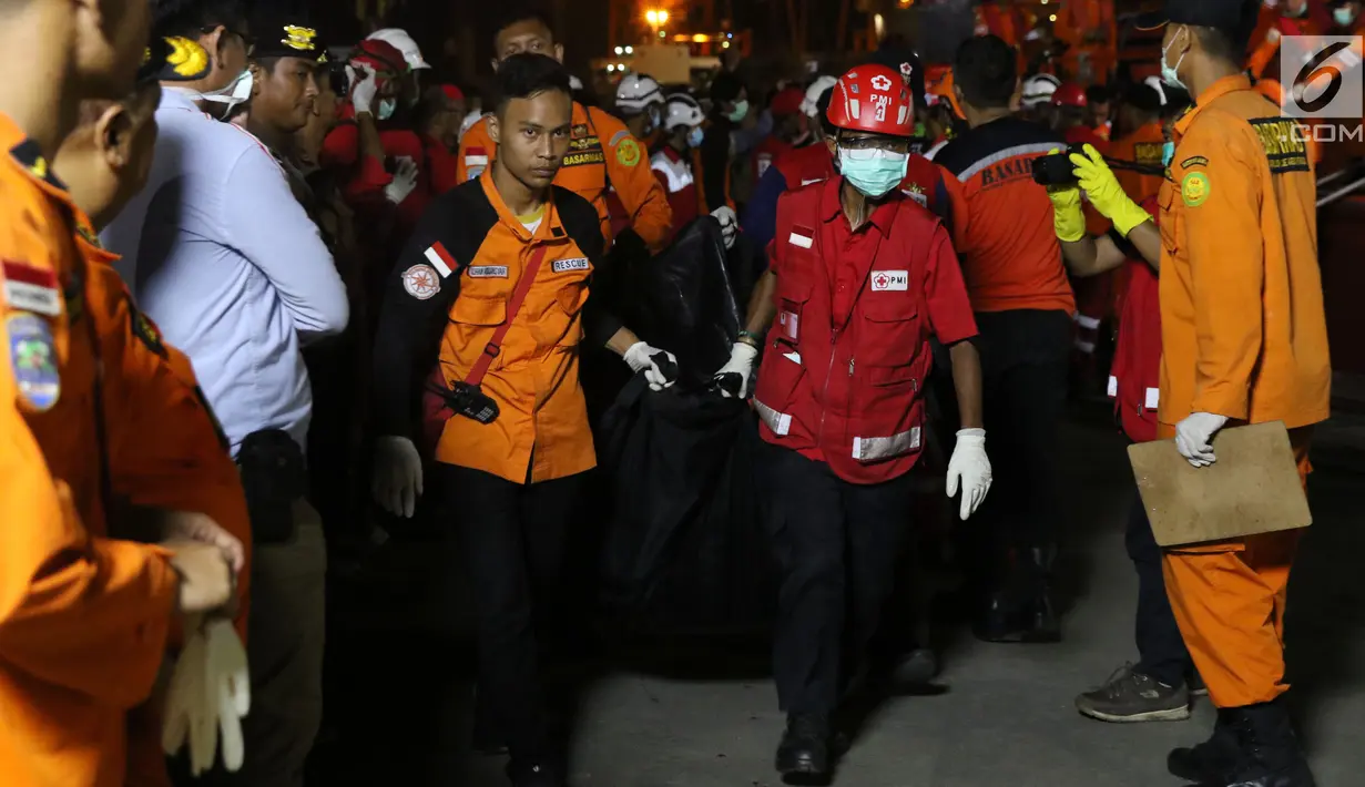 Personil SAR Gabungan membawa kantong jenasah yang diturunkan dari KN SAR Sadewa di Pelabuhan JICT 2, Jakarta, Rabu (31/10). 189 orang menjadi korban jatuhnya pesawat Lion Air JT- 610, Senin (29/10) lalu. (Liputan6.com/Helmi Fithriansyah)