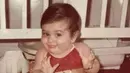 Kareena Kapoor merupakan cucu dari Raj Kapoor sekaligus keponakan Rishi Kapoor. Kareena dikenal dari berbagai karyanya dalam film sentris perempuan tradisional. Saat kecil, Kareena mempunya pipi chubby dan mengenakan busana polkadot warna merah. (Foto: Instagram/@kareenakapoorkhan)