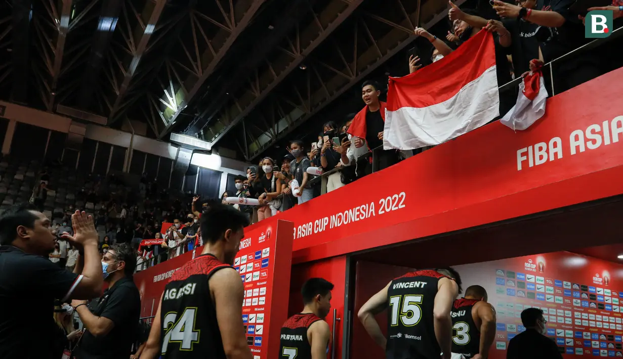 Pemain Timnas Basket Indonesia berjalan meninggalkan lapangan usai laga playoff perempat final FIBA Asia Cup 2022 antara Timnas Basket China melawan Timnas Basket Indonesia di Istora Senayan, Jakarta, Senin (18/07/2022). (Bola.com/Bagaskara Lazuardi)