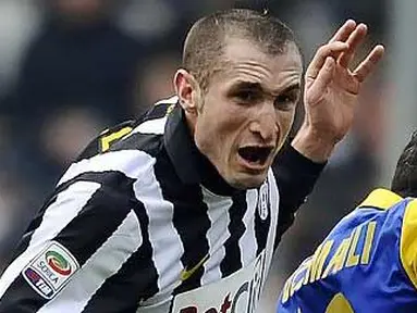 Bek Juventus Giorgio Chiellini (kiri) berebut bola dengan salah satu pemain Parma dalam partai lanjutan Serie A di Turin, 6 Januari 2011. AFP PHOTO/Filippo MONTEFORTE