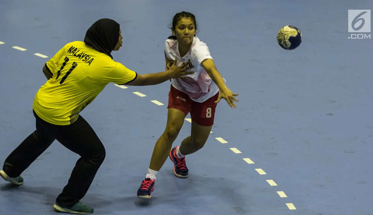 Atlet bola tangan Indonesia, Shinta Hidayatuzzaroh M, saat melawan Malaysia pada babak penyisihan grup B Asian Games 2018 di GOR Popki Cibubur, Jakarta Timur, Selasa (14/8). Indonesia menang atas Malaysia dengan skor 23-15. (Bola.com/Vitalis Yogi Trisna)