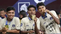 Para pemain Persita Tangerang memamerkan medali usal menjuarai ajang Elite Pro Academi kategori U-20 2024/2025 di Stadion Patriot Chandrabhaga, Bekasi pada Sabtu (22/2/2025). (Bola.com/Abdul Aziz)