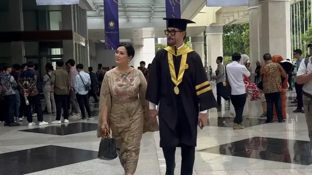 Ferry Salim Wisuda S2 di Usia 58 Tahun. [@ferrysal1m]