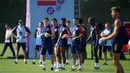 <p>Para pemain Spanyol menunggu untuk sesi latihan di Universitas Qatar di Doha, Qatar, Minggu, 4 Desember 2022. Spanyol akan bermain melawan Maroko di babak 16 besar Piala Dunia 2022 Qatar pada 6 Desember di Stadion Education City, Selasa (6/12) waktu setempat. (AP Photo/Julio Cortez)</p>