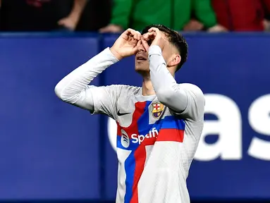 Pemain Barcelona Pedri bereaksi saat melawan Osasuna pada pertandingan sepak bola Liga Spanyol di Stadion El Sadar, Pamplona, Spanyol, 8 November 2022. Barcelona menang 2-1. (AP Photo/Alvaro Barrientos)