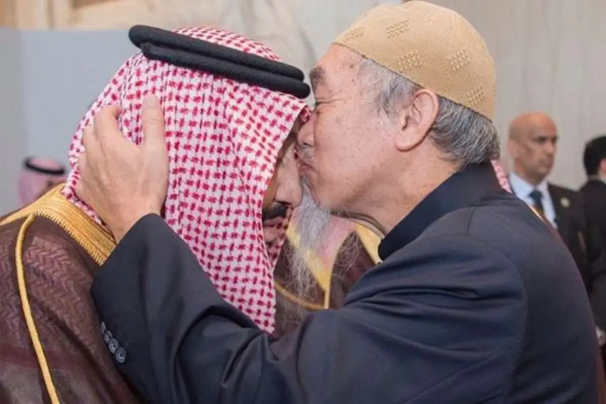 Siapakah Pria Keturunan Cina yang Mencium Kening Raja Salman?