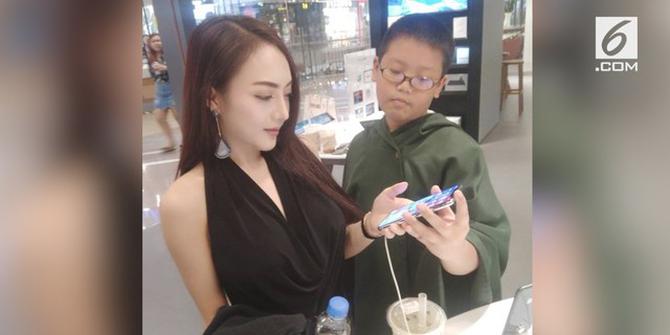 VIDEO: Bocah 10 Tahun Belikan Model Seksi iPhone X