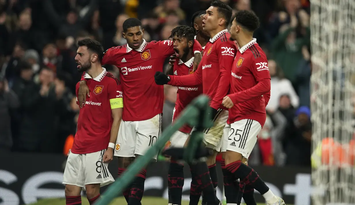 <p>Gelandang Manchester United, Fred (tengah) berselebrasi dengan rekan setimnya setelah mencetak gol ke gawang Barcelona selama pertandingan leg kedua playoff Liga Europa stadion Old Trafford di Manchester, Inggris, Jumat (24/2/2023). Hasil ini membuat MU lolos dengan agregat kemenangan 4-3 atas Barcelona. (AP Photo/Dave Thompson)</p>
