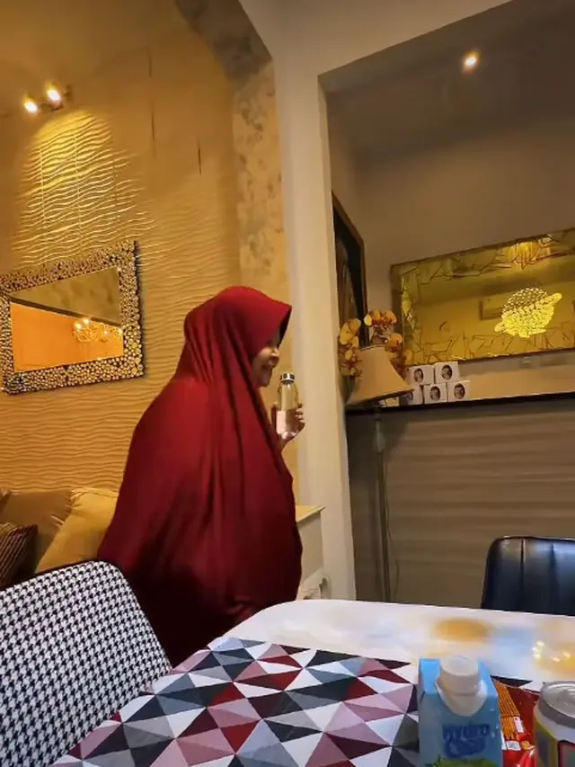 Potret Ruang Makan Rumah Robby Purba (Foto: Instagram @robbypurba)